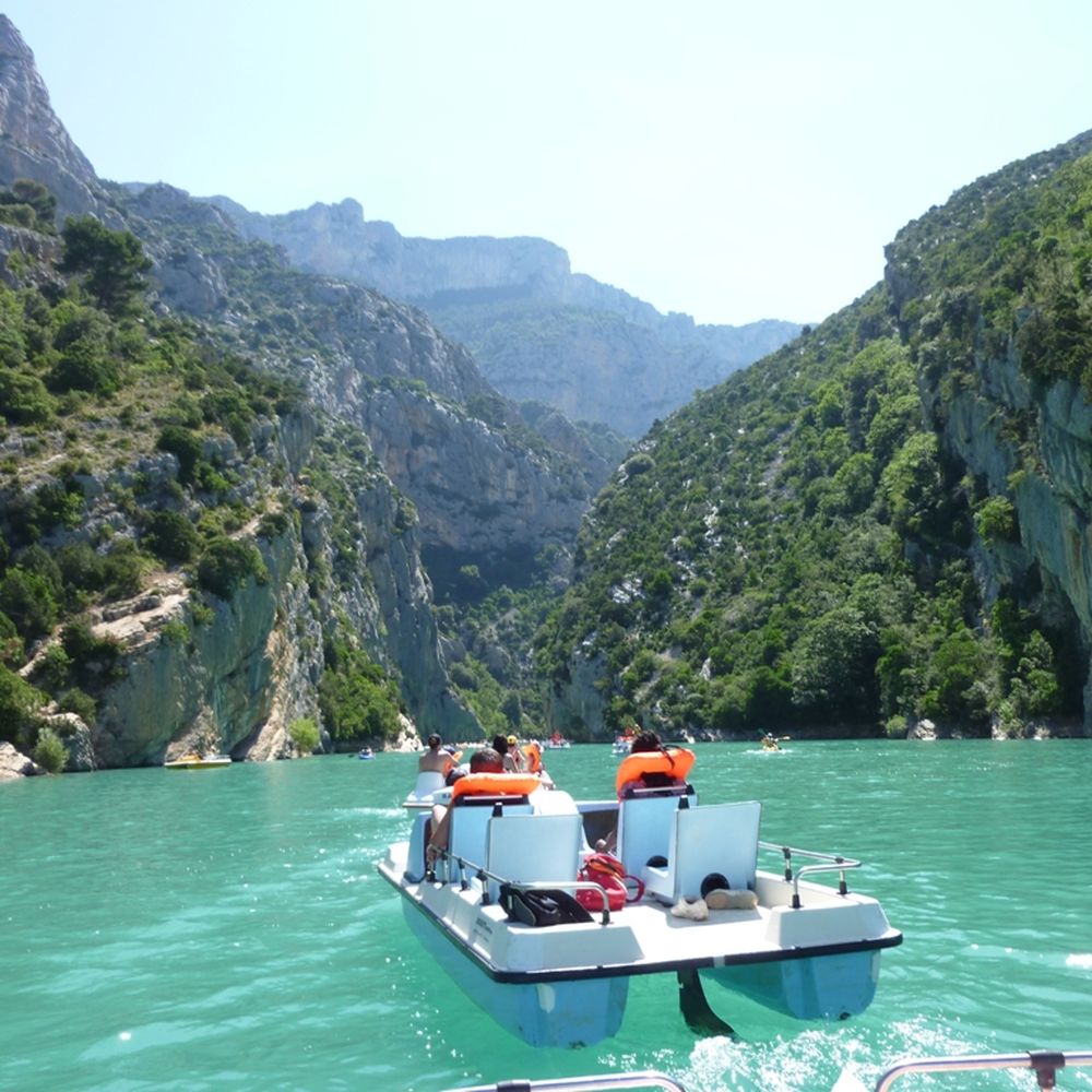 Bateau sur les eaux turquoise du Verdon