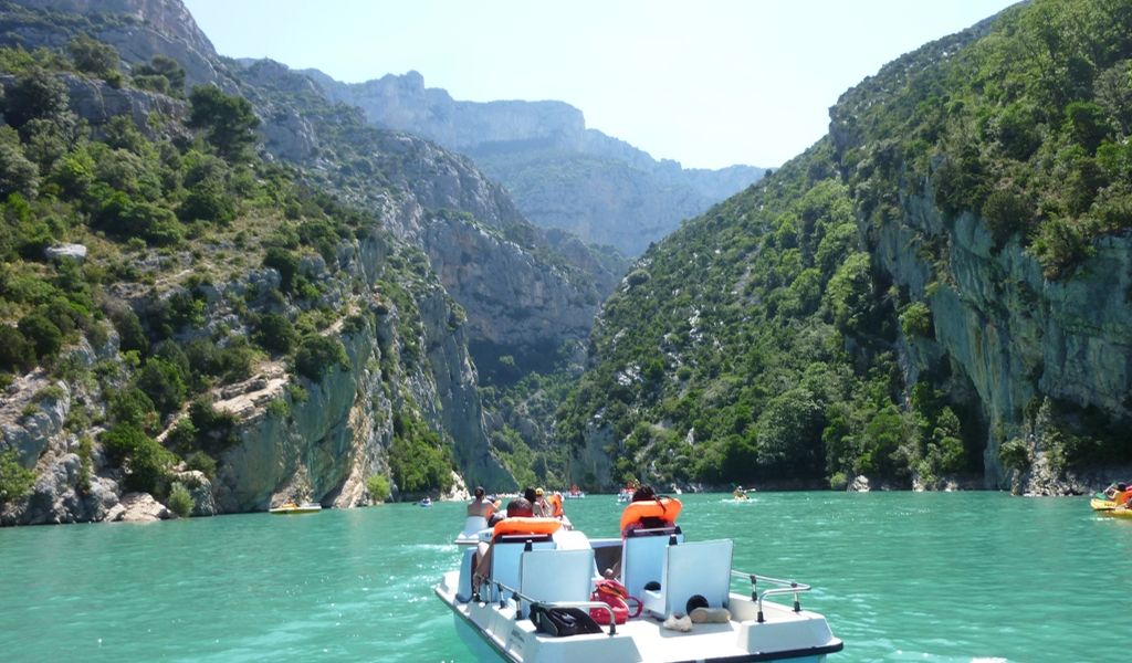 Bateau sur le lac dans les gorges du Verdon