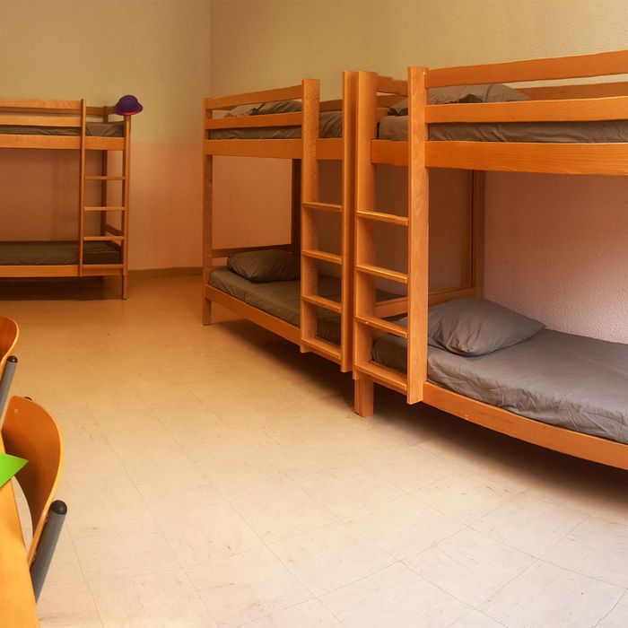 Une chambre avec lits superposés