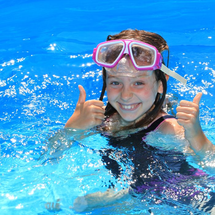 Une enfant à la piscine
