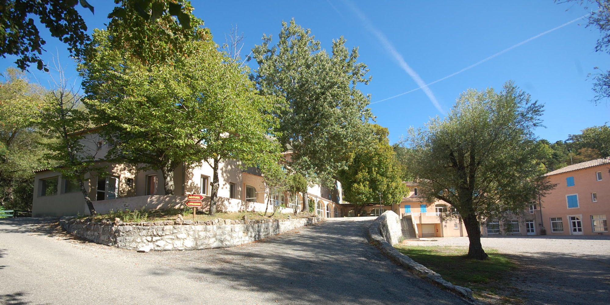 Le bâtiment principal du domaine Les Blacouas au milieu du parc