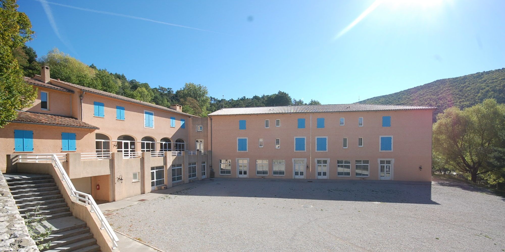 Façade du domaine sous le soleil