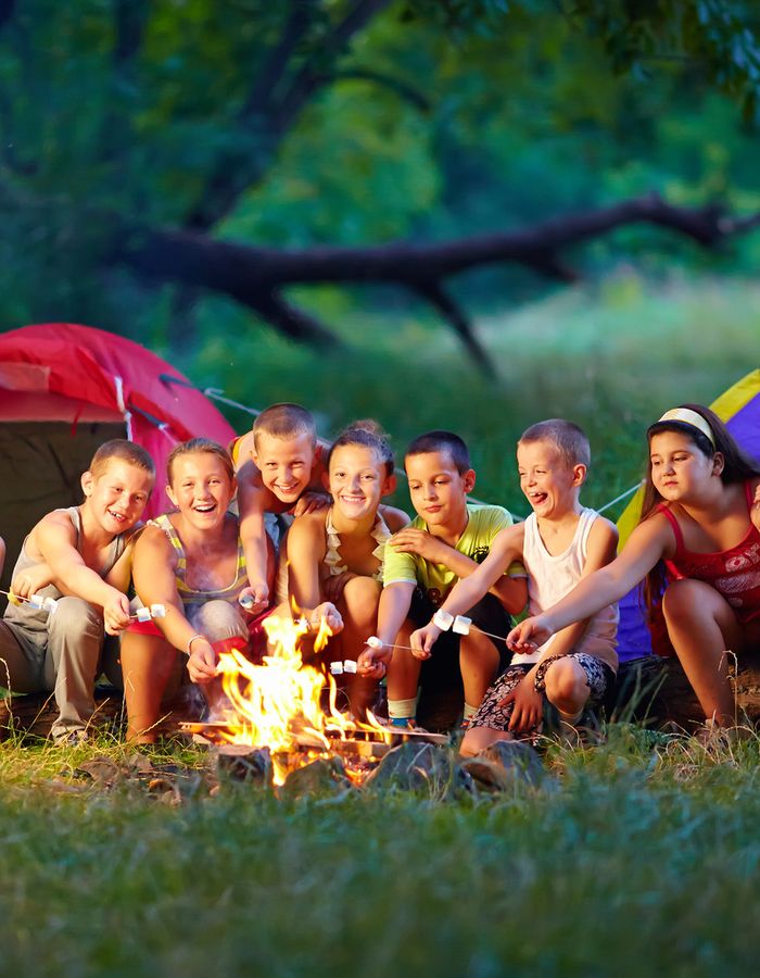 Veillée autour du feu de camp