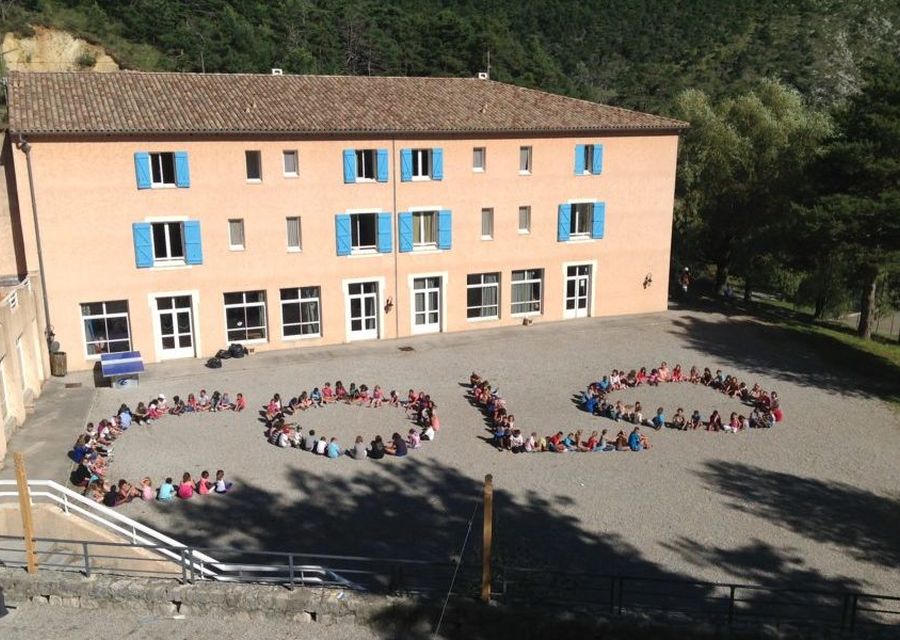 Une classe en cercle dans le parc, vue du ciel